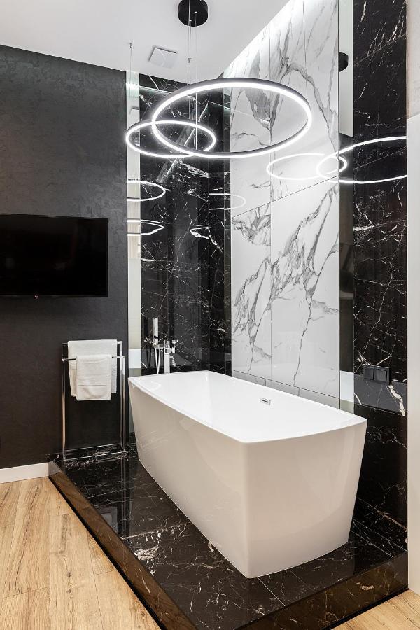 Lovely Apartment On Drahomanova Street Lviv Dış mekan fotoğraf